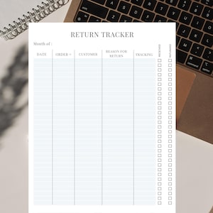 Puede incluir: Un bloc de notas blanco "Return Tracker" con columnas para la fecha, el número de pedido, el cliente, el motivo de la devolución y el seguimiento. El bloc de notas está sobre un escritorio con un portátil y un cuaderno en espiral.