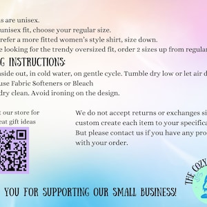 Pu&ograve; includere: Uno sfondo bianco con un gradiente blu e rosa. Il testo recita "SIZING: All items are unisex. For the unisex fit, choose your regular size. If you prefer a more fitted women's style shirt, size down. If you're looking for the trendy oversized fit, order 2 sizes up from regular size. WASHING INSTRUCTIONS: Wash inside out, in cold water, on a gentle cycle. Tumble dry low or let air dry. Do not use Fabric Softeners or Bleach. Do not dry clean. Avoid ironing on the design. Check out our store for more great gift ideas." Un codice QR in bianco e nero si trova nell'angolo in basso a sinistra. Il testo nell'angolo in basso a destra recita "THE COZY LOTUS SOUL" con un'immagine stilizzata di una donna in posizione di loto. Il testo in basso recita "THANK YOU FOR SUPPORTING OUR SMALL BUSINESS!"