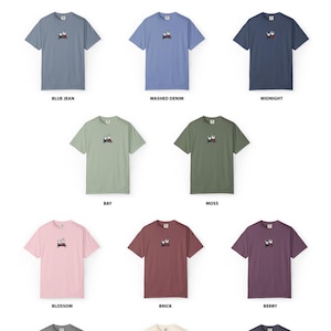 Pode incluir: Uma cole&ccedil;&atilde;o de catorze camisetas de manga curta e gola redonda em v&aacute;rias cores, incluindo preto, branco, pimenta, azul jeans, jeans lavado, meia-noite, ba&iacute;a, musgo, flor, tijolo, baga, cinza, marfim e azul marinho, cada uma com um pequeno bordado.