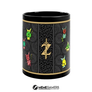 Puede incluir: Una taza de cer&aacute;mica negra con un borde dorado y un dise&ntilde;o negro y dorado. El dise&ntilde;o presenta una espada estilizada con la letra Z, y varios personajes verdes, rojos y amarillos. La taza es un gran regalo para los fans de The Legend of Zelda.
