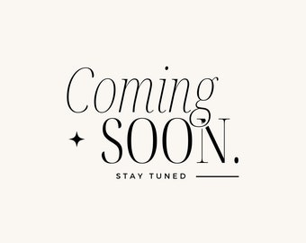 Puede incluir: Gráfico de texto en blanco y negro que dice "Coming Soon. Stay Tuned".