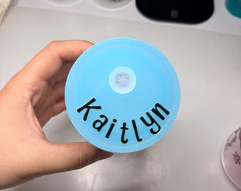 Añade tu nombre a la tapa del vaso.