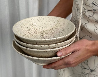 Cuencos de cerámica hechos a mano con esmalte blanco moteado. Ideales para sopas, cereales y ensaladas. Regalos de inauguración y bodas.