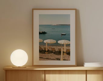 Impresión de pared con sombrilla amarilla en un club de playa de verano italiano. Rapallo, costa de Liguria. Impresión mate de primera calidad, película auténtica