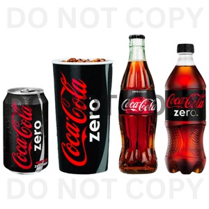 Könnte beinhalten: Verschiedene Coca-Cola Zero Produkte, darunter eine schwarze Dose, ein großer Becher, eine Glasflasche und eine Plastikflasche. Jedes Behältnis zeigt das Coca-Cola Zero Logo in Rot auf schwarzem Hintergrund. Die Glasflasche trägt zudem den Schriftzug "zero sugar".
