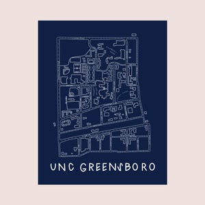 Op de afbeelding: Een marineblauwe en witte lijntekening van de campuskaart van UNC Greensboro. De kaart bevat contouren van gebouwen, wegen en groene ruimtes. De tekst "UNC GREENSBORO" staat onderaan de afbeelding.