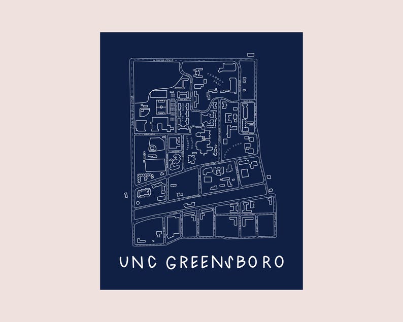 Op de afbeelding: Een marineblauwe en witte lijntekening van de campuskaart van UNC Greensboro. De kaart bevat contouren van gebouwen, wegen en groene ruimtes. De tekst "UNC GREENSBORO" staat onderaan de afbeelding.