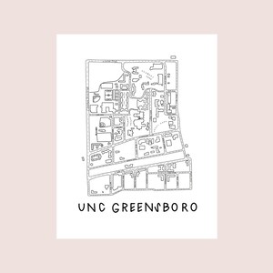 Op de afbeelding: Zwart-wit lijntekening van een kaart van UNC Greensboro, met de naam van de universiteit eronder afgedrukt. De kaart toont de indeling van de campus, inclusief gebouwen, wegen en groene ruimtes, op een witte achtergrond.