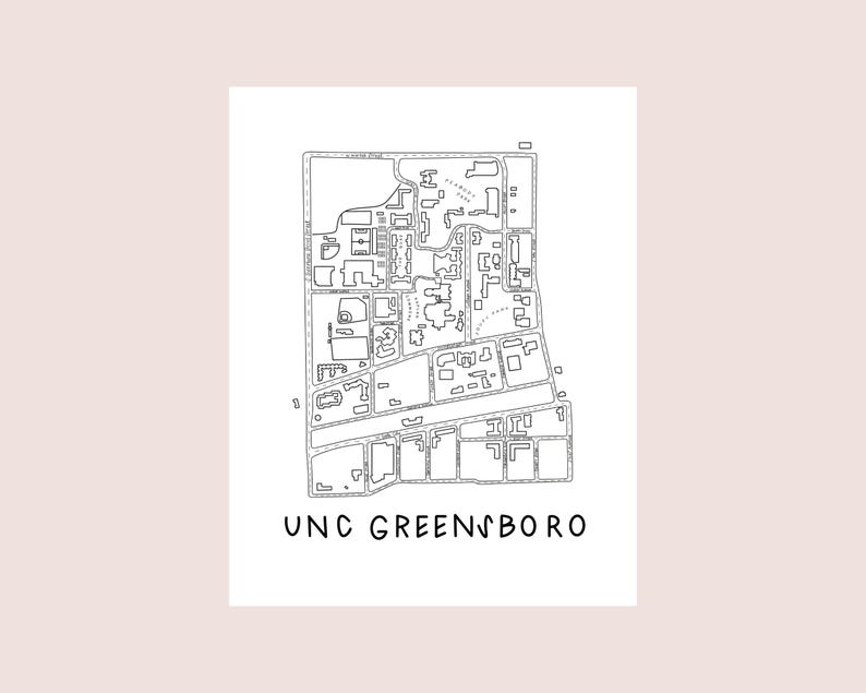 Op de afbeelding: Zwart-wit lijntekening van een kaart van UNC Greensboro, met de naam van de universiteit eronder afgedrukt. De kaart toont de indeling van de campus, inclusief gebouwen, wegen en groene ruimtes, op een witte achtergrond.