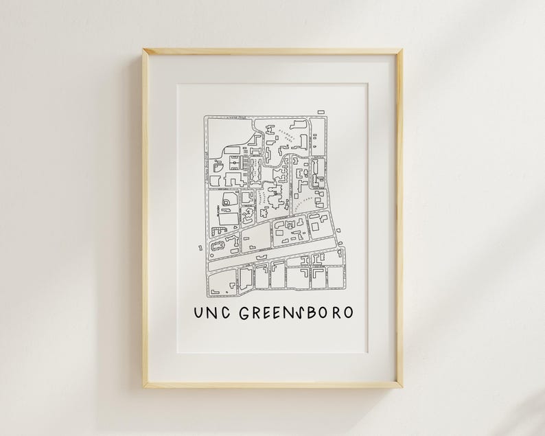 Op de afbeelding: Een ingelijste zwart-wit lijntekening van een kaart van UNC Greensboro. De kaart toont gebouwen, wegen en groene ruimtes. De tekst "UNC GREENSBORO" is in een eenvoudig lettertype onderaan de afbeelding gedrukt.