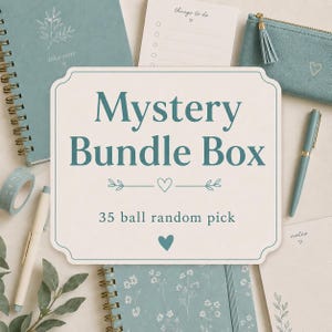 Może przedstawiać: Prostokątny znak z kremowym tłem i turkusowym napisem Mystery Bundle Box oraz 35 ball random pick, otoczony notatnikiem spiralnym, turkusowym piórnikiem na zamek, notesem, turkusowym długopisem, taśmą washi i białym długopisem.