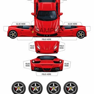 Può includere: Un kit di modello di auto in carta rossa con la scritta "SAMPLE" stampata sul lato. Il kit include la carrozzeria dell'auto, i pannelli laterali, le sezioni anteriore e posteriore e quattro ruote. Le istruzioni sono stampate sul modello.