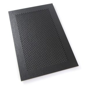 Peut inclure: Un panneau rectangulaire noir avec une grille de trous circulaires espacés uniformément. Le panneau a une texture subtile de grain de bois.