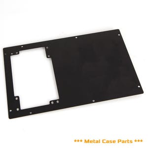 Op de afbeelding: Een zwart metalen behuizingsonderdeel met een rechthoekige vorm en een uitgesneden gedeelte. Het onderdeel heeft verschillende kleine gaten en de tekst "*** Metal Case Parts ***" onderaan.