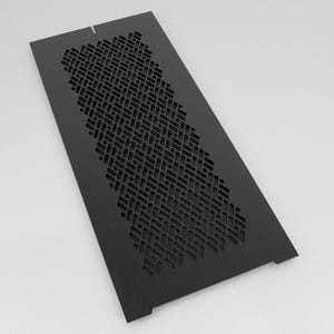 Op de afbeelding: Zwarte metalen computerbehuizing ventilatorrooster met een uitgesneden ruitpatroon.