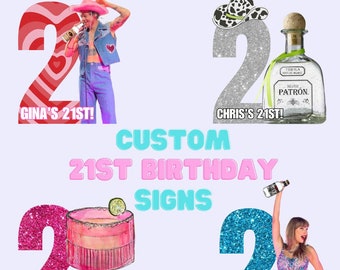 Puede incluir: Un collage de letreros personalizados para el 21 cumpleaños. Los letreros presentan el número 2 con imágenes de celebridades y cócteles. El texto incluye "GINA'S 21ST!", "CHRIS'S 21ST!", "MIA'S 21ST!" y "BRE'S BEJEWELED 21ST!"