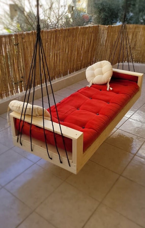 Swinging daybed outdoor discount