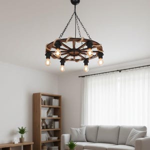 Puede incluir: Una lámpara de araña rústica con forma de rueda de carro con seis bombillas expuestas. La rueda de madera está adornada con cuerda y suspendida de una cadena negra. La lámpara cuelga en un salón con una paleta de colores neutros.