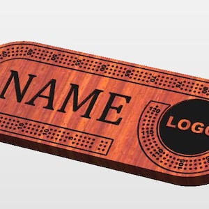 Può includere: Un tabellone di cribbage in legno marrone-rossastro con la parola "NAME" in nero. Un'area circolare nera con la parola "LOGO" è sul lato destro. Il tabellone ha numerosi fori per i pioli.