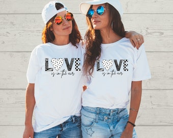 Liefde is in de lucht shirt Happy Valentine's Day T-shirt Valentijnsdag cadeau voor haar en hem Funny Valentines Tee Unisex Valentines Shirt