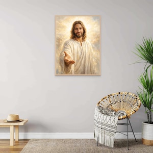 K&ouml;nnte beinhalten: Gerahmtes Portr&auml;t einer Person mit langen braunen Haaren und Bart, die ein wei&szlig;es Gewand tr&auml;gt und eine Hand ausstreckt. Der Hintergrund zeigt ein weiches, goldenes Licht. Das Kunstwerk wird an einer hellgrauen Wand ausgestellt.