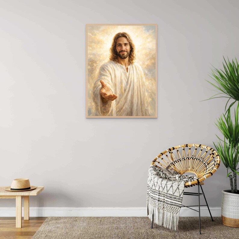 K&ouml;nnte beinhalten: Gerahmtes Portr&auml;t einer Person mit langen braunen Haaren und Bart, die ein wei&szlig;es Gewand tr&auml;gt und eine Hand ausstreckt. Der Hintergrund zeigt ein weiches, goldenes Licht. Das Kunstwerk wird an einer hellgrauen Wand ausgestellt.