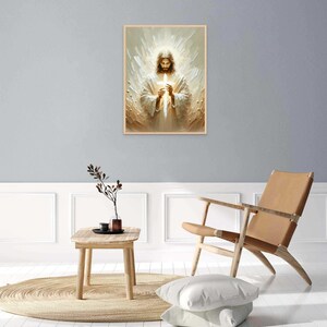 Puede incluir: Una pintura de Jesucristo sosteniendo una cruz frente a &eacute;l. Est&aacute; rodeado de una luz blanca y tiene una expresi&oacute;n suave en su rostro.