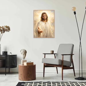 K&ouml;nnte beinhalten: Ein gerahmtes Portr&auml;t von Jesus Christus, dargestellt mit langen braunen Haaren und Bart, in einem wei&szlig;en Gewand. Das Kunstwerk hat eine warme Farbpalette und wird an einer wei&szlig;en Wand gezeigt.
