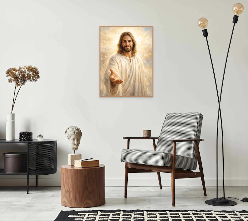 K&ouml;nnte beinhalten: Ein gerahmtes Portr&auml;t von Jesus Christus, dargestellt mit langen braunen Haaren und Bart, in einem wei&szlig;en Gewand. Das Kunstwerk hat eine warme Farbpalette und wird an einer wei&szlig;en Wand gezeigt.