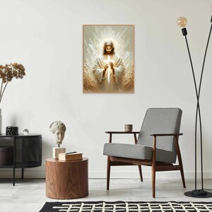 Puede incluir: Una pintura de Jesucristo sosteniendo una cruz, rodeado de una luz blanca. La pintura est&aacute; enmarcada en un marco marr&oacute;n claro y est&aacute; colgada en una pared blanca.
