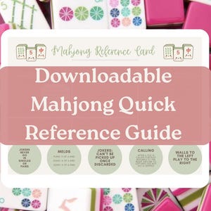Op de afbeelding: Een downloadbare Mahjong Quick Reference Guide met een roze banner en witte tekst. De gids is omgeven door witte en roze Mahjong-tegels. De gids bevat regels en tips voor het spelen van het spel.