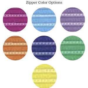Puede incluir: Imagen que muestra siete muestras de color circulares de opciones de cremallera. Los colores incluyen morado, azul claro, lavanda, naranja, azul marino, verde y amarillo. El texto en la parte superior dice "Opciones de color de cremallera."