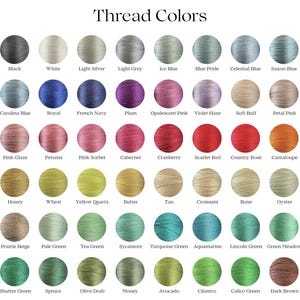 Puede incluir: Una carta de colores que muestra una variedad de colores de hilo. La carta incluye una gama de tonos, desde el negro y el blanco hasta tonos vibrantes de rojo, azul y verde. El texto "Thread Colors" est&aacute; en la parte superior.