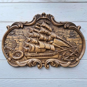 Aus Holz geschnitzte Wandplatte. Wandrelief. Bas-Relief. Flachrelief aus Holz. Dekorationsplatte aus Holz. Wohndekor. Dekor.