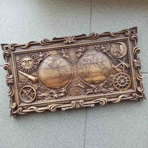 Wereldkaart. Houten muur gesneden paneel. Kaart van de wereld gesneden uit natuurlijk hout. Houten kaart. Houten decor. Houtsnijwerk. Wandpaneel.