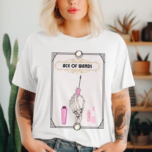 T-shirt esthétique sombre T-shirt pour maman T-shirt pour fille, cadeau T-shirt de tarot de beauté T-shirt de carte de tarot squelette T-shirt pour femme Tops mignons Cosmétiques de base de sorcière