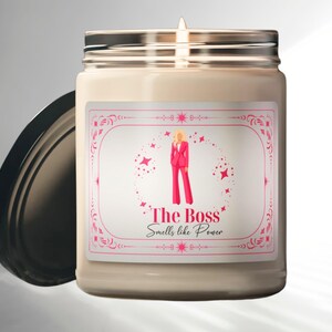 The Boss Pink Ästhetische Soja Kerze Girl Power Geschenk für Her BFF Kerze Einzigartiges Geschenk Promotion Geschenk Empowerment Geschenk Starke Frauen