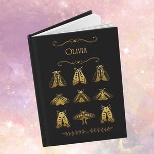 Personalisierte Motte Hardcover liniertes Journal, Mondphasen Tagebuch, ästhetisches Hexen Skizzenbuch, individuelles Namensgeschenk, Gothic Hexenkern Notizbuch