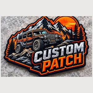 Könnte beinhalten: Ein bestickter Aufnäher mit einem orange-schwarzen Geländewagen auf felsigem Untergrund vor einer Bergkette und einer großen orangefarbenen Sonne. Der Text CUSTOM PATCH ist unten in weißen und orangefarbenen Buchstaben eingestickt.