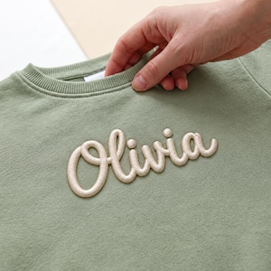 Gepersonaliseerde naampatch met borduursel, in sierlijke letters, opstrijk- of opnaaipatch voor jassen, tassen, hoeden, rugzakken en kleding.