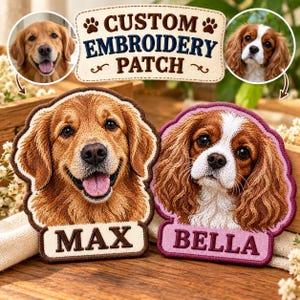 Op de afbeelding: Twee aangepaste borduurpatches met gedetailleerde hondenportretten. De linker patch toont een golden retriever met de naam MAX, en de rechter patch toont een Cavalier King Charles-spaniël met de naam BELLA. De tekst luidt CUSTOM EMBROIDERY PATCH.