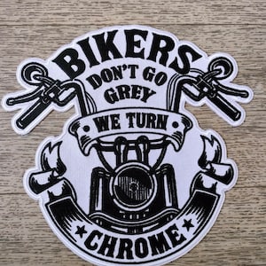 Könnte beinhalten: Schwarz-weiß gestickter Patch mit einem Motorrad-Design. Der Patch lautet "Bikers Don't Go Grey We Turn Chrome".