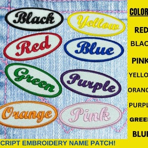 Pode incluir: Um conjunto de dez patches bordados para passar a ferro em várias cores, cada um com uma cor diferente e uma fonte de escrita. As cores incluem preto, amarelo, vermelho, azul, verde, roxo, laranja e rosa. O texto nos patches diz "Black", "Yellow", "Red", "Blue", "Green", "Purple", "Orange" e "Pink". Os patches são etiquetados como "SCRIPT EMBROIDERY NAME PATCH!" e "COLORS".