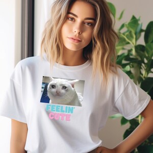 Feelin&#39; Cute Cat Shirt - Unisex Heavy Cotton Tee - Funny Animal Lover Gift - Cute Cat Meme Graphic Tee - Vêtements hipster tendance