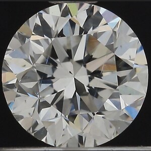 Könnte beinhalten: Ein runder, klarer Diamant mit vielen Facetten. Der Diamant ist in einer silbernen Fassung gefasst.