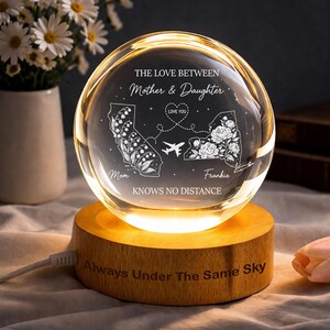 Lámpara de noche personalizada para madre e hija a distancia, lámpara de cristal con mapa del estado y flores de nacimiento, regalo significativo de parte de su hija.