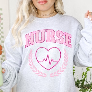 Verpleegkundige SVG ⟡ Varsity PNG ⟡ bloemen verpleegster png ⟡ college lettertype png ⟡ verpleegster leven svg ⟡ trui en shirt sublimatie printontwerp ⟡ ER verpleegkundige
