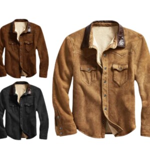 Op de afbeelding: Drie shirts met lange mouwen in bruin- en zwarttinten. De shirts hebben een su&egrave;de-achtige textuur, een contrasterende donkerbruine kraag en twee borstzakken. De binnenvoering is lichtbeige. De shirts zijn met knopen.