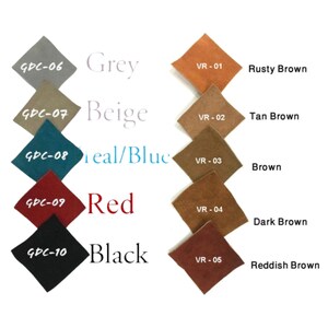 Op de afbeelding: Een kleurenkaart met ruitvormige stofstalen in verschillende tinten. Kleuren zijn grijs, beige, blauwgroen, rood en zwart aan de linkerkant, en roestbruin, bruin, bruin, donkerbruin en roodbruin aan de rechterkant.