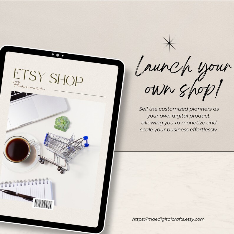 K&ouml;nnte beinhalten: Ein Tablet-Bildschirm zeigt ein Mockup eines Etsy-Shop-Planers mit einem Laptop, einer Sukkulente, einem Einkaufswagen, einer Kaffeetasse und einem Notizbuch. Der Text auf dem Bildschirm lautet "Etsy Shop Planner". Der Text im Hintergrund lautet "Starten Sie Ihren eigenen Shop! Verkaufen Sie die individuellen Planer als Ihr eigenes digitales Produkt, so dass Sie Ihr Gesch&auml;ft monetarisieren und m&uuml;helos skalieren k&ouml;nnen. https://maedigitalcrafts.etsy.com"